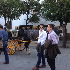 Los Drs. Cadierno y Peralta en un paseo por Sevilla tras una de las Jornadas.