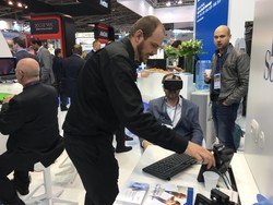 El Dr. Javier Estébanez probando la realidad virtual. Munich 16